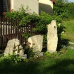 02.08.2020 Nowe, Dębno, Biedrzychów. Rzeźby z janikowskiego kamienia na wsiach gminy Ożarów / Emilia Sitarska / Radio Kielce