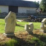 02.08.2020 Nowe, Dębno, Biedrzychów. Rzeźby z janikowskiego kamienia na wsiach gminy Ożarów / Emilia Sitarska / Radio Kielce