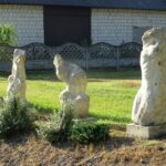 02.08.2020 Nowe, Dębno, Biedrzychów. Rzeźby z janikowskiego kamienia na wsiach gminy Ożarów / Emilia Sitarska / Radio Kielce