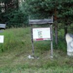 02.08.2020 Nowe, Dębno, Biedrzychów. Rzeźby z janikowskiego kamienia na wsiach gminy Ożarów / Emilia Sitarska / Radio Kielce