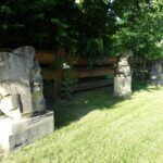 02.08.2020 Nowe, Dębno, Biedrzychów. Rzeźby z janikowskiego kamienia na wsiach gminy Ożarów / Emilia Sitarska / Radio Kielce