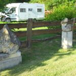 02.08.2020 Nowe, Dębno, Biedrzychów. Rzeźby z janikowskiego kamienia na wsiach gminy Ożarów / Emilia Sitarska / Radio Kielce