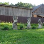 02.08.2020 Nowe, Dębno, Biedrzychów. Rzeźby z janikowskiego kamienia na wsiach gminy Ożarów / Emilia Sitarska / Radio Kielce