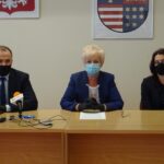 05.08.2020. Ostrowiec Świętokrzyski. Podpisanie umów na wyrównywanie szans osób niepełnosprawnych. Na zdjęciu (od lewej): Andrzej Jabłoński - wicestarosta ostrowiecki, Barbara Cudzik - szefowa PCPR i Julita Szewczyk - zastępca naczelnika Wydziału Finansowego Starostwa Powiatowego w Ostrowcu Świętokrzyskim / Emilia Sitarska / Radio Kielce