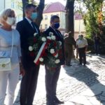 01.08.2020 Sandomierz. 76. rocznica wybuchu Powstania Warszawskiego. Na zdjęciu (od lewej): Aneta Przyłucka - sekretarz miasta, burmistrz Marcin Marzec i Wojciech Czerwiec - przewodniczący rady miasta / Grażyna Szlęzak-Wójcik / Radio Kielce