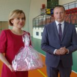 03.08.2020. Opatów. Zakończenie prac remontowych hali sportowej. Na zdjęciu (od lewej): Anna Krupka - wiceminister sportu i Grzegorz Gajewski - burmistrz Opatowa / Emilia Sitarska / Radio Kielce