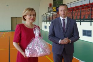 03.08.2020. Opatów. Zakończenie prac remontowych hali sportowej. Na zdjęciu (od lewej): Anna Krupka - wiceminister sportu i Grzegorz Gajewski - burmistrz Opatowa / Emilia Sitarska / Radio Kielce