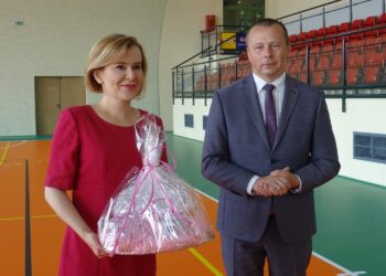 03.08.2020. Opatów. Zakończenie prac remontowych hali sportowej. Na zdjęciu (od lewej): Anna Krupka - wiceminister sportu i Grzegorz Gajewski - burmistrz Opatowa / Emilia Sitarska / Radio Kielce