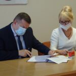 05.08.2020. Ostrowiec Świętokrzyski. Podpisanie umów na wyrównywanie szans osób niepełnosprawnych. Na zdjęciu (od lewej): Jerzy Murzyn - wójt gminy Bodzechów i Beata Gardynik - skarbnik gminy Bodzechów / Emilia Sitarska / Radio Kielce