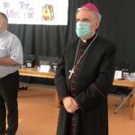 26.08.2020. Sandomierz. Akcja „Tornister pełen uśmiechów”. Na zdjęciu (od lewej): ks. Bogusław Pitucha - dyrektor Caritas Diecezji Sandomierskiej oraz biskup diecezji sandomierskiej Krzysztof Nitkiewicz / Grażyna Szlęzak-Wójcik / Radio Kielce