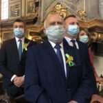 30.08.2020 Sandomierz. Powiatowe Święto Plonów połączone z Dożynkami Diecezjalnymi. Na zdjęciu (od lewej): Marcin Marzec - burmistrz  Sandomierza, Tomasz Huk - przewodniczący rady powiatu, starosta Marcin Piwnik z żoną. / Grażyna Szlęzak-Wójcik / Radio Kielce