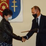 05.08.2020. Ostrowiec Świętokrzyski. Podpisanie umów na wyrównywanie szans osób niepełnosprawnych. Na zdjęciu (od lewej): Teresa Wykrota-Skóra - dyrektor Zespołu Szkół Specjalnych w Kunowie i Andrzej Jabłoński - wicestarosta ostrowiecki / Emilia Sitarska / Radio Kielce