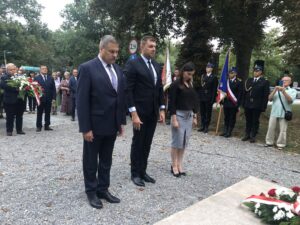 31.08.2020 Sandomierz. Uroczystości z okazji 40-lecia powstania NSZZ „Solidarność”. Skwer Solidarności w Sandomierzu. Na zdjęciu od lewej Wojciech Czerwiec - przewodniczący rady miasta, Marcin Marzec - burmistrz Sandomierza, Katarzyna Knap-Sawicka - kierownik Referatu Kultury i Promocji w Urzędzie Miasta / Grażyna Szlęzak-Wójcik / Radio Kielce