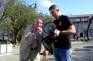 01.08.2020 Ostrowiec. 76. rocznica wybuchu Powstania Warszawskiego. Na zdjęciu (od lewej): powstaniec warszawski Andrzej Jachymczyk ps. „Azjata” i Michał Ślusarz - prezes Ostrowieckich Patriotów / Emilia Sitarska / Radio Kielce