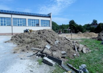 Opatów. Budowa boisk przy Szkole Podstawowej nr 1 / Emilia Sitarska / Radio Kielce