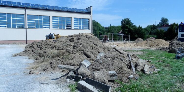 Opatów. Budowa boisk przy Szkole Podstawowej nr 1 / Emilia Sitarska / Radio Kielce