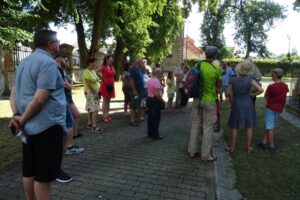 09.08.2020. Opatów. Spacer pn. „Opatowskie zakątki” / Emilia Sitarska / Radio Kielce