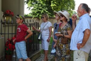 09.08.2020. Opatów. Spacer pn. „Opatowskie zakątki” / Emilia Sitarska / Radio Kielce