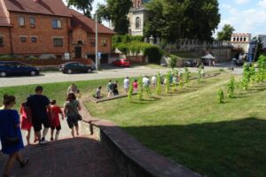 09.08.2020. Opatów. Spacer pn. „Opatowskie zakątki” / Emilia Sitarska / Radio Kielce