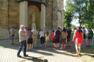 09.08.2020. Opatów. Spacer pn. „Opatowskie zakątki” / Emilia Sitarska / Radio Kielce