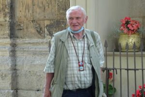 09.08.2020. Opatów. Spacer pn. „Opatowskie zakątki”. Na zdjęciu: Marek Baradziej - przewodnik świętokrzyski / Emilia Sitarska / Radio Kielce