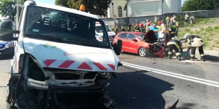 01.08.2020 Osiek. Wypadek na drodze krajowej nr 79 / policja