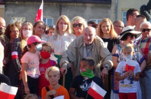 01.08.2020 Ostrowiec. 76. rocznica wybuchu Powstania Warszawskiego. Na zdjęciu (w środku): powstaniec warszawski Andrzej Jachymczyk ps. „Azjata” / Emilia Sitarska / Radio Kielce