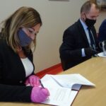 05.08.2020. Ostrowiec Świętokrzyski. Podpisanie umów na wyrównywanie szans osób niepełnosprawnych. Na zdjęciu (od lewej): Joanna Suska - burmistrz Ćmielowa, Andrzej Jabłoński - wicestarosta ostrowiecki i Barbara Cudzik - szefowa PCPR / Emilia Sitarska / Radio Kielce