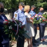 02.08.2020 Sandomierz. Uroczystości upamiętniające 76. rocznicę bitwy pod Pielaszowem. Kwiaty składają: Ryszard Nagórny - członek zarządu powiatu sandomierskiego (pierwszy z lewej), Aneta Przyłucka - sekretarz miasta (w środku) i poseł Marek Kwitek (piąty z lewej) w asyście strażników miejskich / Grażyna Szlęzak-Wójcik / Radio Kielce