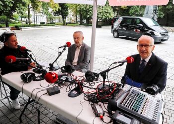 Na zdjęciu od lewej: Robert Szumielewicz – Radio Kielce, Kazimierz Pasternak –  zastępca przewodniczącego