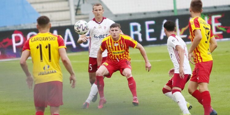 18.07.2020. Kielce. 37. kolejka PKO Ekstraklasy: Korona Kielce - ŁKS Łódź. Na zdjęciu (w środku): Jacek Kiełb / Wiktor Taszłow / Radio Kielce