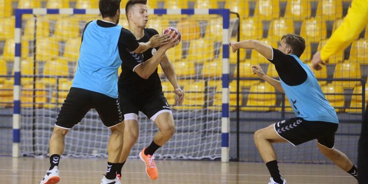 23.07.2020. Kielce. Trening PGE Kielce. Na zdjęciu (w środku): Michał Olejniczak / Wiktor Taszłow / Radio Kielce