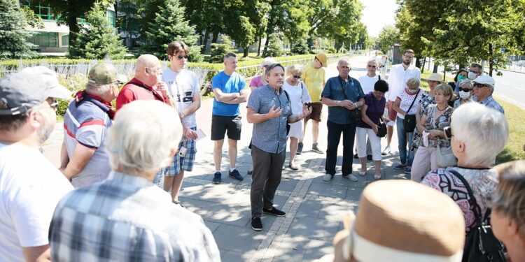 26.07.2020. Kielce. Spacer Historyczny „Dzieje SHL-ki”. Na zdjęciu (w środku): Krzysztof Myśliński - p.o. dyrektora Muzeum Historii Kielc / Wiktor Taszłow / Radio Kielce