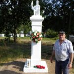 Zborówek. Figura Chrystusa Błogosławiącego po renowacji. Na zdjęciu: Jan Golba / Jan Golba