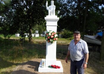 Zborówek. Figura Chrystusa Błogosławiącego po renowacji. Na zdjęciu: Jan Golba / Jan Golba