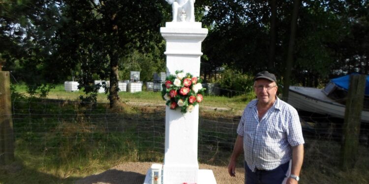 Zborówek. Figura Chrystusa Błogosławiącego po renowacji. Na zdjęciu: Jan Golba / Jan Golba