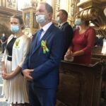 30.08.2020 Sandomierz. Powiatowe Święto Plonów połączone z Dożynkami Diecezjalnymi. Na zdjęciu (od lewej): starostowie dożynek powiatowych Krystyna Zając i Wojciech Chmiel, za nimi starosta sandomierski Marcin Piwnik z żoną. / Grażyna Szlęzak-Wójcik / Radio Kielce