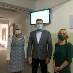 27.08.2020 Sandomierz. Wizytowanie sandomierskich szkół przed 1 września. Na zdjęciu Tamara Socha - dyrektor Centrum Usług Wspólnych, Marcin Marzec - burmistrz, Małgorzata Socha - dyrektor Szkoły Podstawowej nr 4 / Grażyna Szlęzak-Wójcik / Radio Kielce