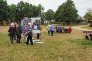 06.08.2020. Tokarnia. Wystawa plenerowa pod tytułem „Rówieśnicy Niepodległej. Sto lat historii Polski z perspektywy najstarszych Polaków” / Muzeum Wsi Kieleckiej