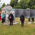 06.08.2020. Tokarnia. Wystawa plenerowa pod tytułem „Rówieśnicy Niepodległej. Sto lat historii Polski z perspektywy najstarszych Polaków” / Muzeum Wsi Kieleckiej