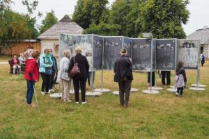 06.08.2020. Tokarnia. Wystawa plenerowa pod tytułem „Rówieśnicy Niepodległej. Sto lat historii Polski z perspektywy najstarszych Polaków” / Muzeum Wsi Kieleckiej