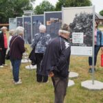 06.08.2020. Tokarnia. Wystawa plenerowa pod tytułem „Rówieśnicy Niepodległej. Sto lat historii Polski z perspektywy najstarszych Polaków” / Muzeum Wsi Kieleckiej