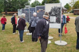 06.08.2020. Tokarnia. Wystawa plenerowa pod tytułem „Rówieśnicy Niepodległej. Sto lat historii Polski z perspektywy najstarszych Polaków” / Muzeum Wsi Kieleckiej