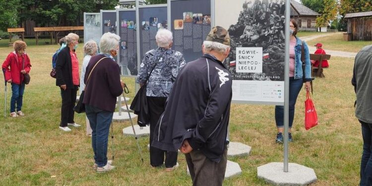 06.08.2020. Tokarnia. Wystawa plenerowa pod tytułem „Rówieśnicy Niepodległej. Sto lat historii Polski z perspektywy najstarszych Polaków” / Muzeum Wsi Kieleckiej