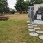 06.08.2020. Tokarnia. Wystawa plenerowa pod tytułem „Rówieśnicy Niepodległej. Sto lat historii Polski z perspektywy najstarszych Polaków” / Muzeum Wsi Kieleckiej