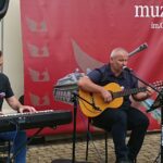 31.08.2020 Skarżysko. Wspólne wykonanie piosenki "Mury" w rocznicę podpisania porozumień sierpniowych. Na zdj.od lewej Mariusz Kaczmarczyk i Zbigniew Biber / Anna Głąb / Radio Kielce