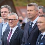 27.08.2020 Kielce. Otwarcie zmodernizowanego dworca autobusowego. Na zdjęciu (od lewej): Adam Jarubas - europoseł, Sławomir Stachura - dyrektor Kancelarii Prezydenta Kielc, Bogdan Wenta - prezydent Kielc, Marcin Różycki - wiceprezydent Kielc / Wiktor Taszłow / Radio Kielce