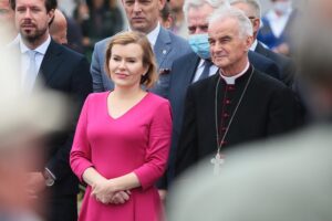 27.08.2020 Kielce. Otwarcie zmodernizowanego dworca autobusowego. Na zdjęciu (od lewej): minister Anna Krupka, biskup Marian Florczyk / Wiktor Taszłow / Radio Kielce