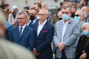 27.08.2020 Kielce. Otwarcie zmodernizowanego dworca autobusowego. Na zdjęciu (od lewej): Henryk Milcarz - prezes Wodociągów Kieleckich, Tomasz Lato - wójt Masłowa, Wojciech Lubawski - prezes zarządu Uzdrowisko Busko-Zdrój S.A. / Wiktor Taszłow / Radio Kielce