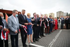 27.08.2020 Kielce. Otwarcie zmodernizowanego dworca autobusowego. Na zdjęciu (od lewej): Andrzej Bętkowski - marszałek województwa świętokrzyskiego, biskup Marian Florczyk, Marcin Czyża - zastępca prezesa PARP / Wiktor Taszłow / Radio Kielce